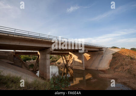 Die neu errichteten Tanga – immer Bundesstraße erstreckt sich durch NE Tansania. Stockfoto