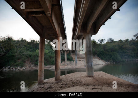 Eine neue Brücke ist Teil des neu errichteten Tanga – immer Bundesstraße Strecken durch NE Tansania. Stockfoto