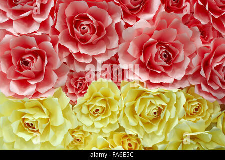 schöne Blumen Rosen aus Papier hergestellt Stockfoto