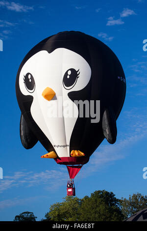 Pinguin-Heißluftballon in Bristol International Hot Air Balloon Fiesta 2015 Stockfoto