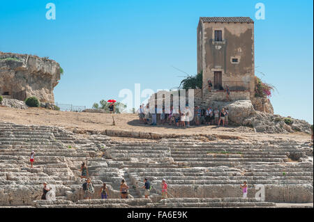 Archäologischer Park Syrakus Sizilien, Ansicht von Touristen, die das antike griechische Theater im Archäologischen Park besuchen, Syrakus, Sizilien. Stockfoto