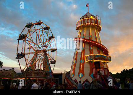 Traditionelle Helter Skelter und Riesenrad auf der Bristol International Heißluftballon Fiesta 2015 Stockfoto