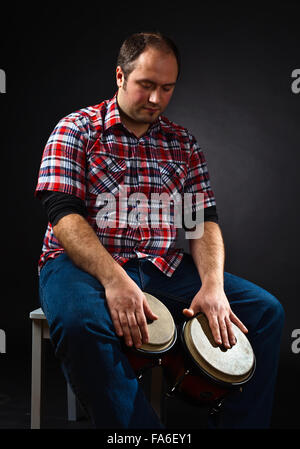 Porträt des Musikers mit Bongo, Studio gedreht Stockfoto