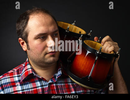 Porträt des Musikers mit Bongo, Studio gedreht Stockfoto