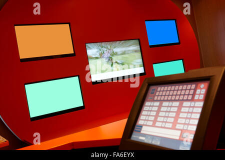 TV in einem Buchmacher Unternehmen überwacht und Wetten Textfreiraum Stockfoto