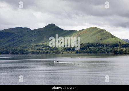 Blick über den Derwent Wasser in Richtung Katze Kugeln von Brüdern Crag in Keswick. Stockfoto