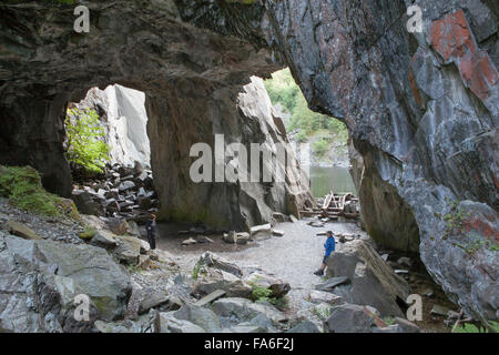 Zwei Wanderer in Hodge schließen Steinbruch - einer stillgelegten Schiefergrube im englischen Lake District Stockfoto