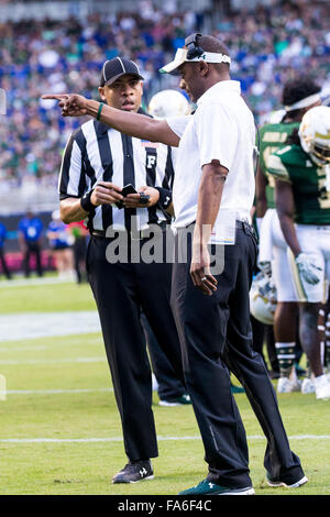 Miami, FL, USA. 21. Dezember 2015. South Florida Bulls Cheftrainer Willie Taggart den Beamten im 3. Quartal im Spiel zwischen westlichen Kentucky und Süd-Florida in der Miami Beach Bowl in Miami FL. Credit Bild zu sprechen will: Del Mecum CSM/Alamy Live News Stockfoto