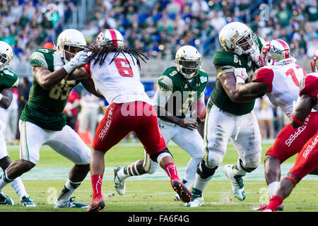 Miami, FL, USA. 21. Dezember 2015. South Florida Bulls quarterback Quinton Blumen (9) sieht die offene Lücke im 3. Quartal im Spiel zwischen westlichen Kentucky und Süd-Florida in der Miami Beach Bowl in Miami FL. Credit Bild laufen: Del Mecum CSM/Alamy Live News Stockfoto