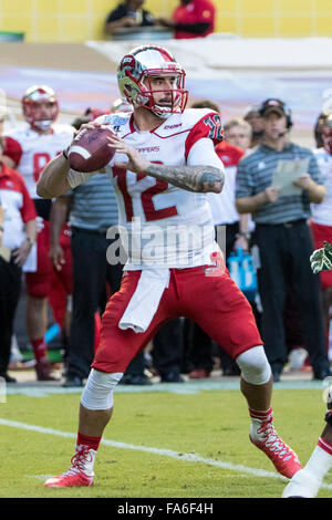 Miami, FL, USA. 21. Dezember 2015. Western Kentucky Hilltoppers quarterback Brandon Doughty (12) sieht im 3. Quartal im Spiel zwischen westlichen Kentucky und Süd-Florida in der Miami Beach Bowl in Miami FL. Credit Bild übergeben: Del Mecum CSM/Alamy Live News Stockfoto
