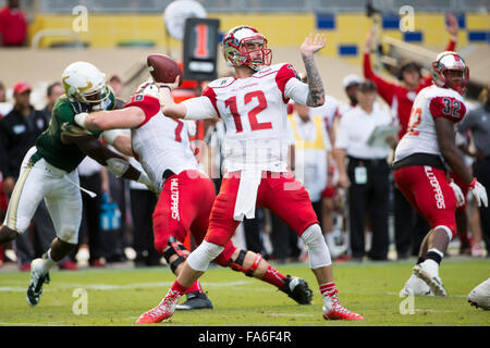 Miami, FL, USA. 21. Dezember 2015. Western Kentucky Hilltoppers Quarterback Brandon Doughty (12) wirft einen Pass im 3. Quartal im Spiel zwischen westlichen Kentucky und Süd-Florida in der Miami Beach Bowl in Miami FL. Credit Bild: Del Mecum CSM/Alamy Live News Stockfoto