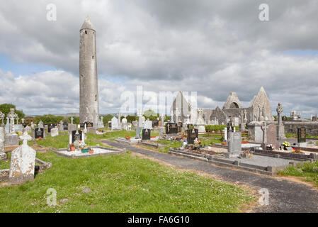 Kilmacduagh Monastery ist eine Klosterruine in der Nähe der Stadt Gort in der Grafschaft Galway, Irland Stockfoto