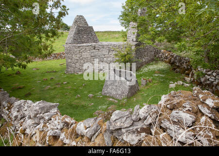 Die Ruine der mittelalterlichen Kapelle und Grab Schrein im Temple Cronan - auf der Templecronan Rundweg im Burren, Irland Stockfoto