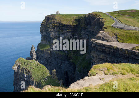 Die dramatische Aussicht auf den Atlantik an den Klippen von Moher an Irlands Westküste, einem beliebten Reiseziel Stockfoto