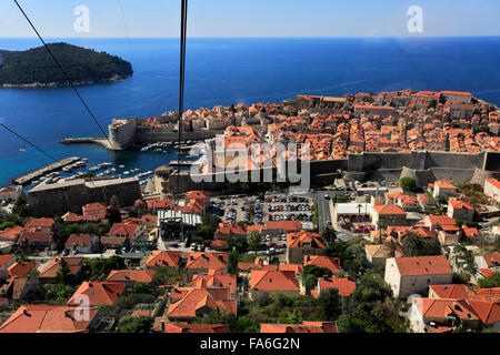 Sommer, Ariel Blick auf die Stadtmauern und Terrakotta-Dächer, Stadt Dubrovnik, UNESCO-Weltkulturerbe, Neretva County, Stockfoto