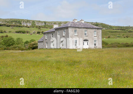 Das Haus bekannt als Vater Teds-Haus in der Kult-TV-Serie Vater Ted. Der Burren, Irland Stockfoto