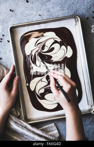 Geschmolzener weißer und dunkler Schokolade Stockfoto