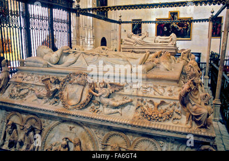 Königliche Mausoleum. Grab der katholischen Könige und im Hintergrund Grab von Juana "la Loca´ y Felipe ' el Hermoso´ von Domenico Fance Stockfoto