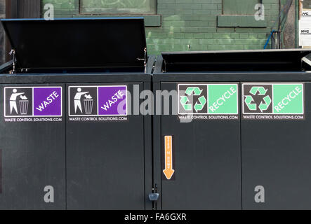 Abfall und Recycling Dosen in New York City Stockfoto