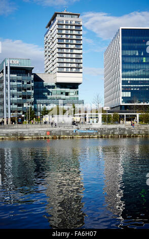 Salford Quays Mediacity Heimat der BBC und ITV Studios in der Nord-West Manchester e blaue Himmel sonniges Wetter Stockfoto