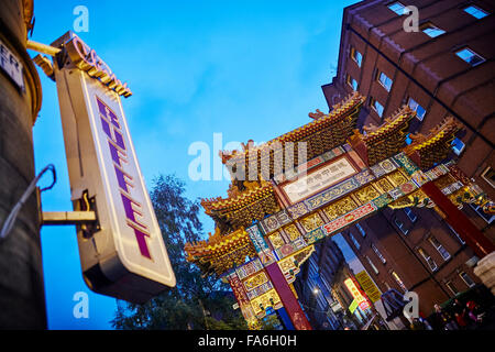 Manchester-Chinatown Torbogen auf Faulkner Street, das 1987 Chinatown in Manchester, England abgeschlossen wurde ist eine ethnische encla Stockfoto