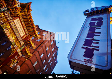 Manchester-Chinatown Torbogen auf Faulkner Street, das 1987 Chinatown in Manchester, England abgeschlossen wurde ist eine ethnische encla Stockfoto