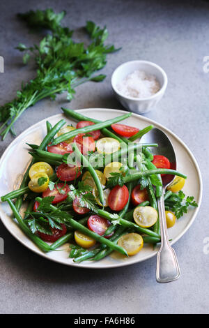 Grüne-Bohnen-Salat mit Cherry-Tomaten und Petersilie Stockfoto
