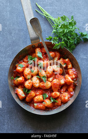 Hausgemachte Gnocchi mit Sauce pomodoro Stockfoto