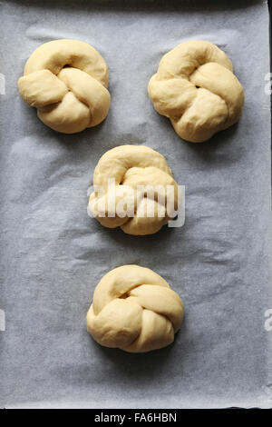 Geflochtene Runde Challah Teig auf einem Tablett vor dem Backen. Ansicht von oben Stockfoto