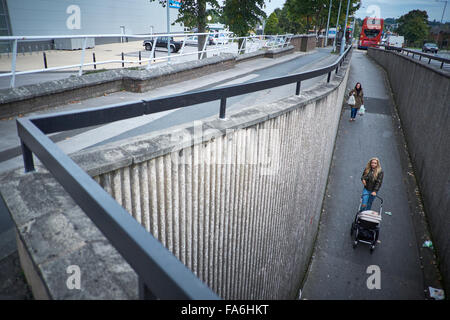 Lancashire Hill Kreisverkehr und u-Bahn-System für Fußgänger konkrete Gehweg eine u-Bahn ist in der Regel eine Unterführung für Fußgänger Stockfoto