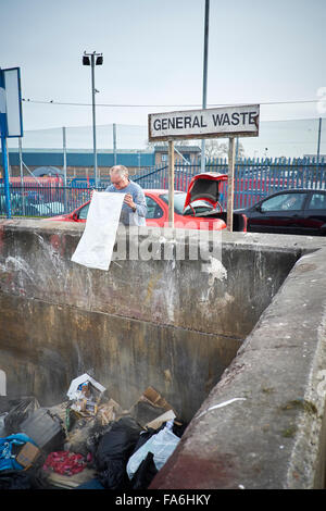 Mount Road Tipp in Gorton A Gemeinschaft recycling Dosen, Glas, Kunststoff-Flaschen, Kartons, Papier und Pappe Junk-Hausmüll Stockfoto