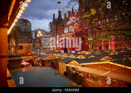 Manchester-deutsche Weihnachtsmärkte am Albert Square vor dem Wahrzeichen Rathaus Märkte legen Ausbildung Händler kleine b Stockfoto