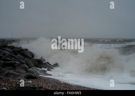 West Bay UK Wetter 22. Dezember 2015 starke Winde und hohe Wellen an der West Bay beach-Credit: Paul Chambers/Alamy Live News Stockfoto