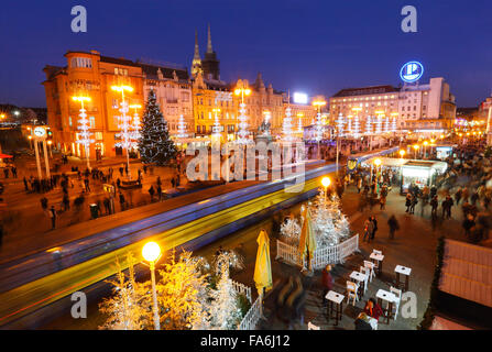 Zagreb Advent 2016. Jelacic-Platz in der Nacht Stockfoto