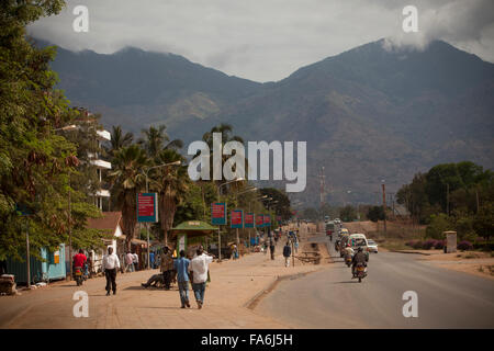 Der Uluguru-Berge erheben sich über der Stadt Morogoro in zentralen Tansania. Stockfoto