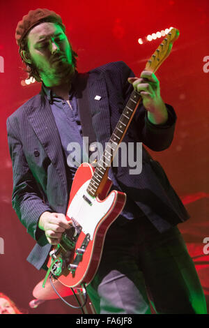 Mailand Italien. 21. Dezember 2015. Die englische Rockband PALMA VEILCHEN führt live auf der Bühne im Mediolanum Forum Eröffnungsshow von Florenz und die Maschine Kredit: Rodolfo weitertransferiert/Alamy Live News Stockfoto