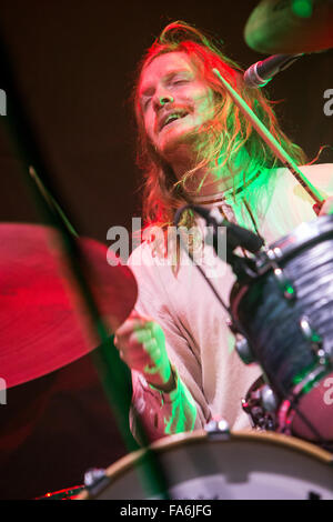 Mailand Italien. 21. Dezember 2015. Die englische Rockband PALMA VEILCHEN führt live auf der Bühne im Mediolanum Forum Eröffnungsshow von Florenz und die Maschine Kredit: Rodolfo weitertransferiert/Alamy Live News Stockfoto