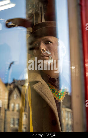 Schaufensterpuppe und Reflexionen im Fenster des Armstrongs Vintage-Bekleidungsgeschäfts im Grassmarket, Edinburgh, Schottland, Großbritannien Stockfoto