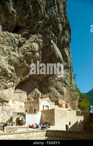 Ägypten, östlichem Schwarzmeeküste, Provinz Trabzon, Sumela Kloster, Touristen Mit Kopfschutz in der Klosteranlage Stockfoto