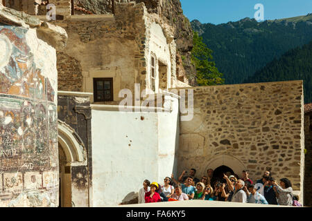 Ägypten, östlichem Schwarzmeeküste, Provinz Trabzon, Sumela Kloster, Touristen Mit Kopfschutz in der Klosteranlage Stockfoto