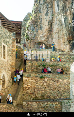 Ägypten, östlichem Schwarzmeeküste, Provinz Trabzon, Sumela Kloster, Touristen Mit Kopfschutz in der Klosteranlage Stockfoto