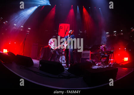 Mailand Italien. 21. Dezember 2015. Die englische Rockband PALMA VEILCHEN führt live auf der Bühne im Mediolanum Forum Eröffnungsshow von Florenz und die Maschine Kredit: Rodolfo weitertransferiert/Alamy Live News Stockfoto