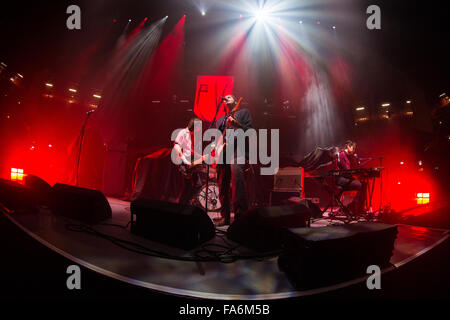 Mailand Italien. 21. Dezember 2015. Die englische Rockband PALMA VEILCHEN führt live auf der Bühne im Mediolanum Forum Eröffnungsshow von Florenz und die Maschine Kredit: Rodolfo weitertransferiert/Alamy Live News Stockfoto