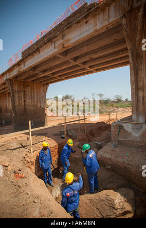 Bautrupps bauen eine Brücke entlang der Nampula Rio Ligonha Road im Norden Mosambiks, SE Afrika. Stockfoto