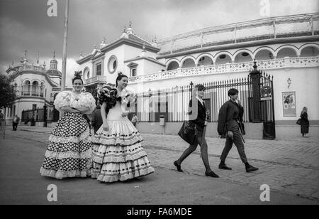 Straßenszenen aus die Feria de Abril, April Fair, die jährlich in Sevilla stattfindet. Stockfoto