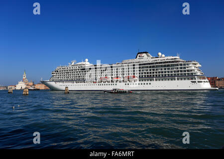 Viking Star cruise Liner an den Grand terminal Liegeplätzen, Stadt Venedig, UNESCO-Weltkulturerbe, Veneto, Italien, Europa. Stockfoto