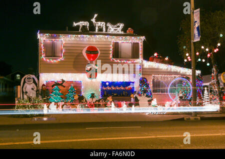 Los Angeles, USA. 17. Dezember 2015. Foto aufgenommen am 17. Dezember 2015 zeigt Weihnachtsschmuck und Lichter in der Wohngegend in Los Angeles, Vereinigte Staaten. © Zhao Hanrong/Xinhua/Alamy Live-Nachrichten Stockfoto