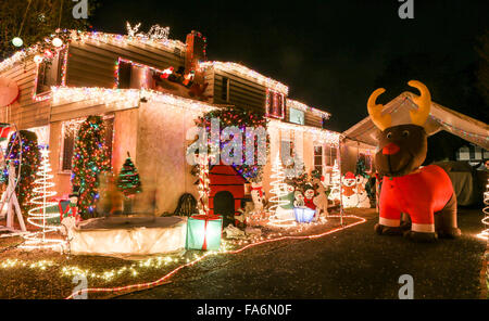 Los Angeles, USA. 17. Dezember 2015. Foto aufgenommen am 17. Dezember 2015 zeigt Weihnachtsschmuck und Lichter in der Wohngegend in Los Angeles, Vereinigte Staaten. © Zhao Hanrong/Xinhua/Alamy Live-Nachrichten Stockfoto