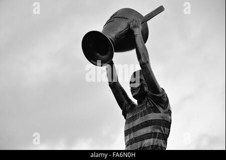 Glasgow, Schottland. 22. Dezember 2015. Statue ehrt die legendären ehemaligen keltischen Kapitän und Lissabon Löwen, Billy McNeill. Bildnachweis: Tony Clerkson/Alamy Live-Nachrichten Stockfoto