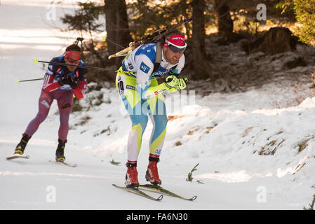 Pokljuka, Slowenien. 20. Dezember 2015. Klemen Bauer aus Slowenien auf dem Platz während Männer 15 km Massenstart beim Biathlon-Weltcup-Rennen. © Rok Rakun/Pacific Press/Alamy Live-Nachrichten Stockfoto